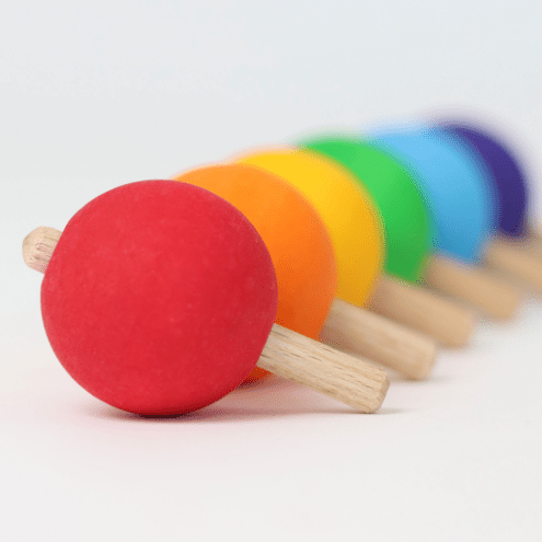 Grimm's Regenbogen Kreisel aufgereiht