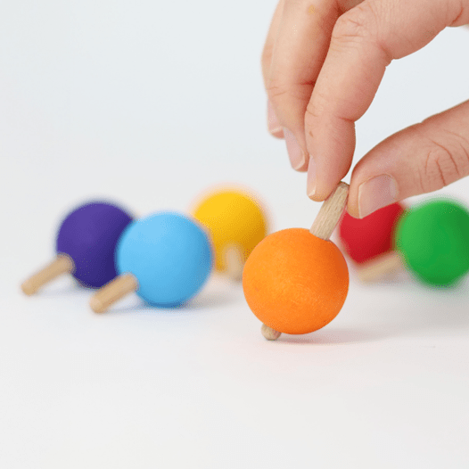 Grimm's Regenbogen Kreisel in Aktion mit Menschenhand