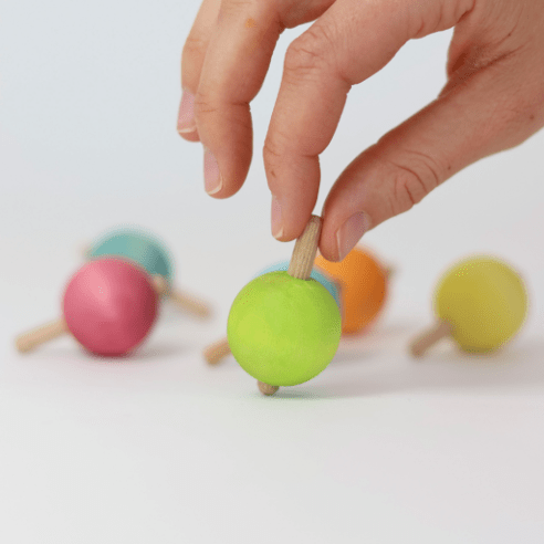 Grimm's Pastell Kreisel mit Menschenhand