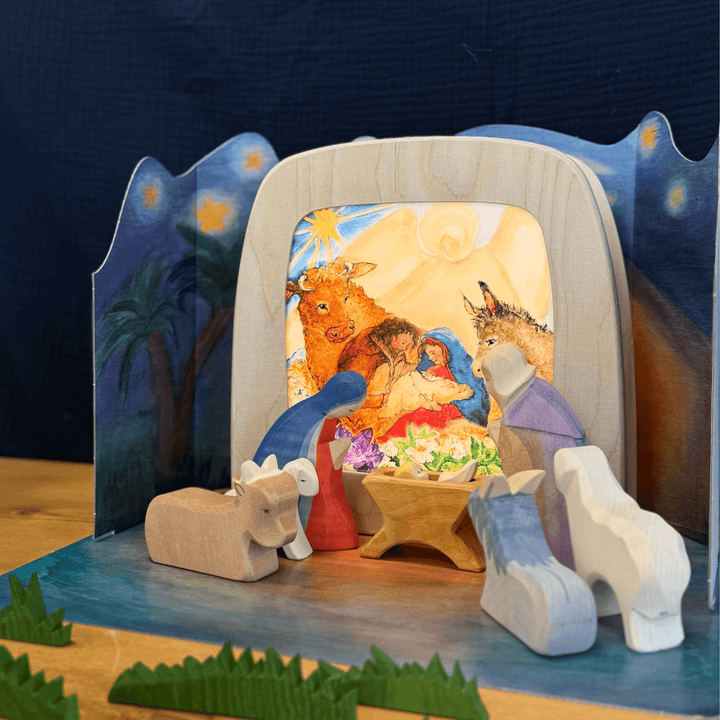 Toverlux Lichtbilder Adventsgeschichte "Layered Light, Advent Story" dekoriert mit Ostheimerfiguren