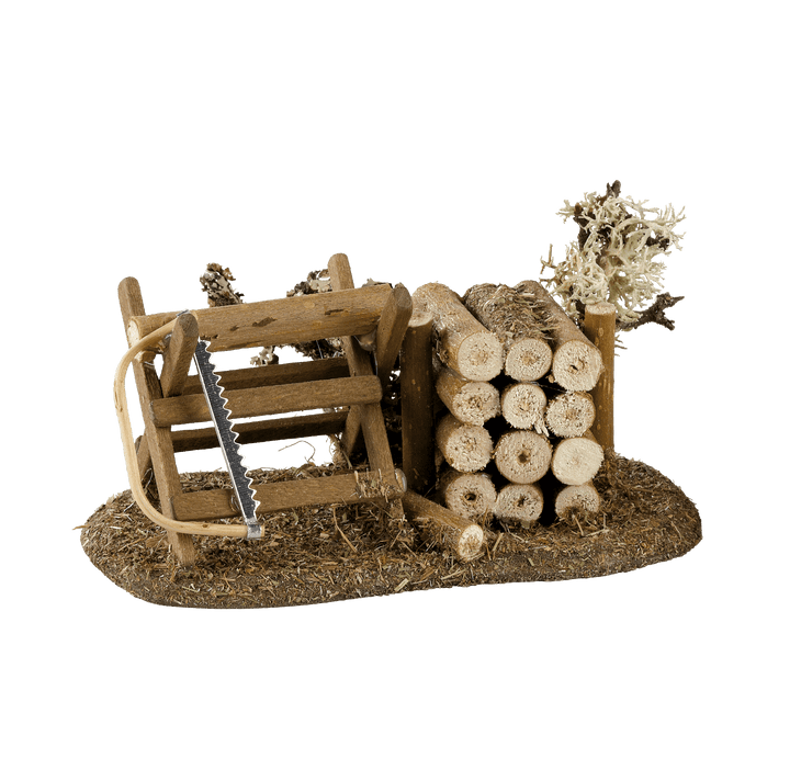 Kahlert_Licht-Saegebock-mit-Holzstoss-Rundsaege-mit-Naturmaterialien-dekorierte-Miniatur