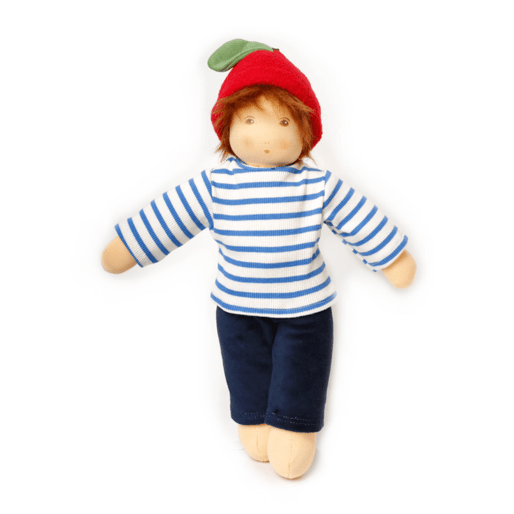 Nanchen Gartenkind Loki – Stoffpuppe mit roter Blatt‑Mütze, gestreifter Matrosen‑Bluse und blauer Hose